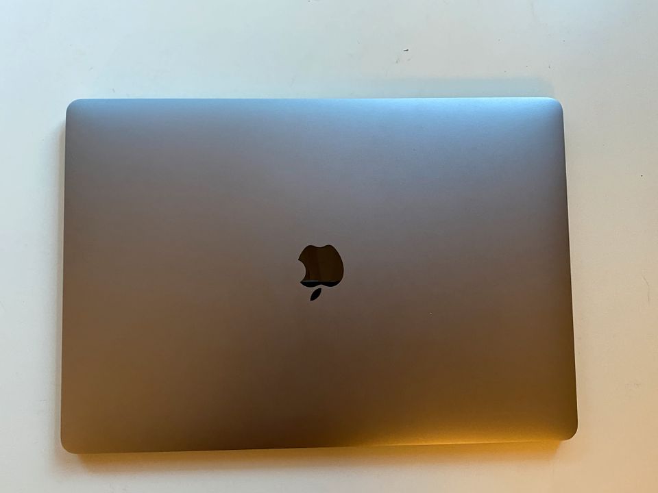 Apple MacBook Pro 2016 15 Zoll Intel Core i7 2,9 GHz 2 TB SSD 16 in Berlin