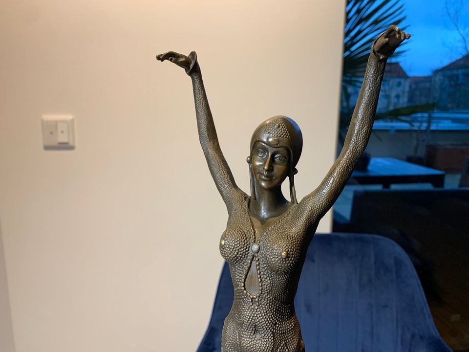 Bronzefigur Bronze Frau 43cm signiert Jugendstil Chiparus in Dresden