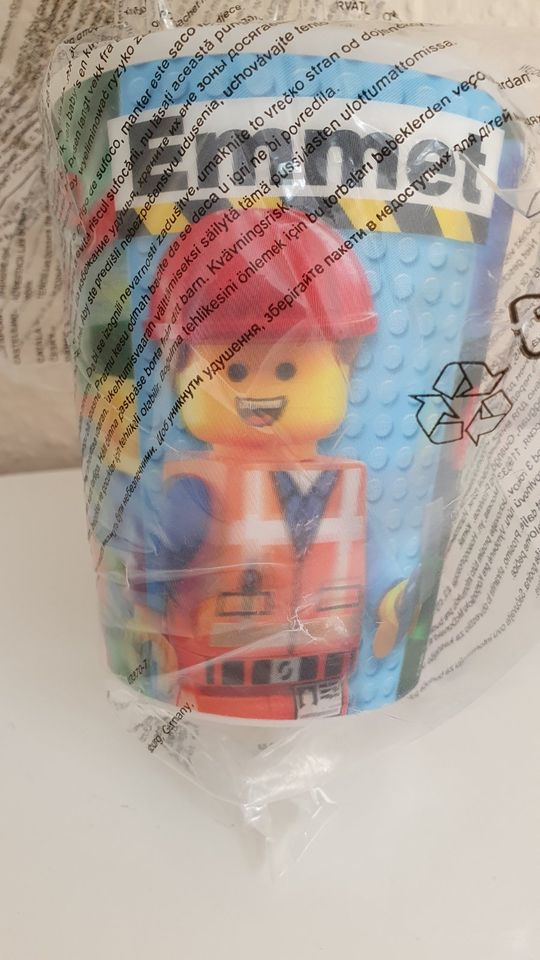 Plastikbecher Lego Emmet Wackelbild – McDonalds Happy Meal 2014 in Köln