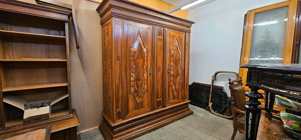 Alter antiker Schrank Barock Hallenschrank 18. Jhd. Nussbaum in Frickenhausen