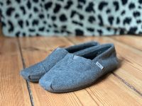 Toms Slip Ons grau Filz mit fester Sohle / Hausschuhe 38 Friedrichshain-Kreuzberg - Friedrichshain Vorschau