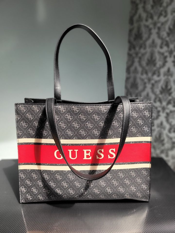 Handtasche Schwarz Guess in Wellen