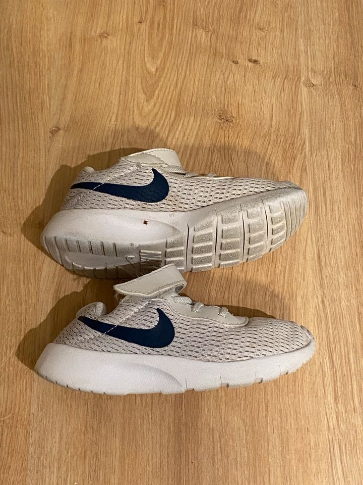 Nike Sneaker Turnschuhe grau Gr 25/26 C9 in Seehausen a. Staffelsee