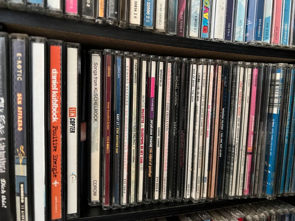 CD‘s mit Schrank in Ottenbüttel