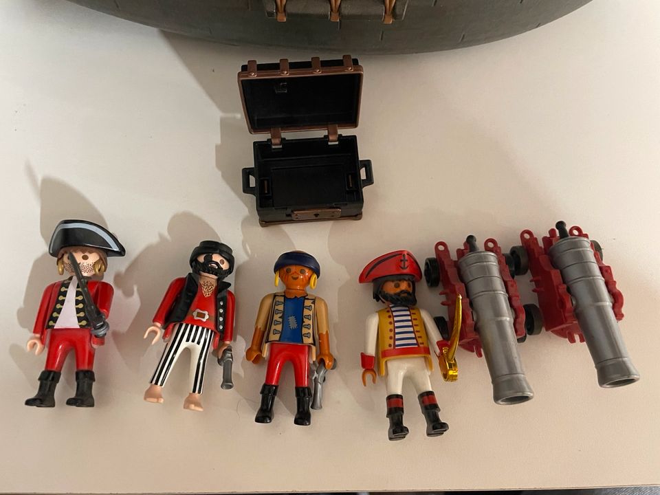 Playmobil Piratenschiff mit Besatzung und Kanonen in Alpen