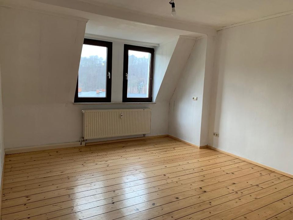 Frisch renoviert zum Einzug - 3-Z/K/B-DG-Wohnung mit separatem Zimmer, Dusche UND Wanne in Elsterberg