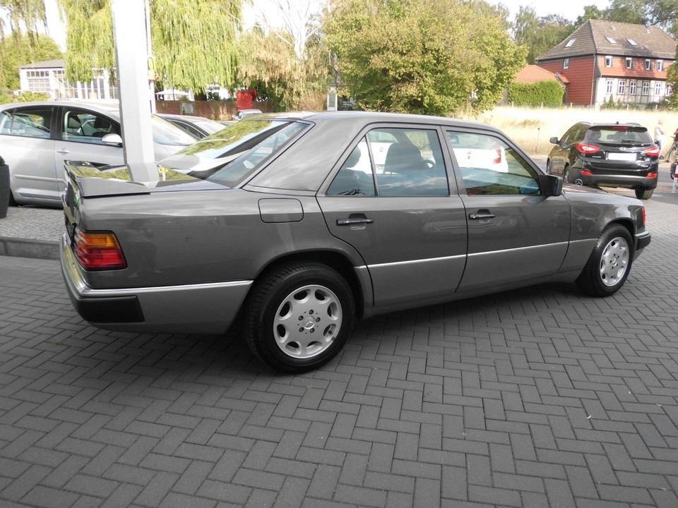 Mercedes-Benz 200 E Rentnerwagen, 126.000 km in Gronau (Leine)