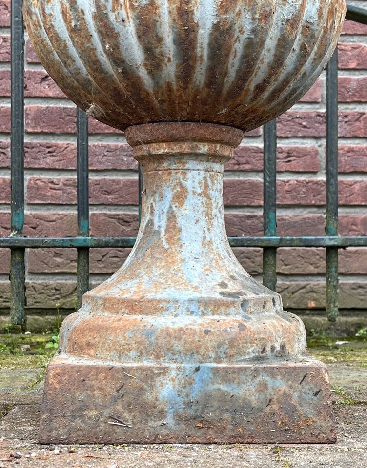 Reserviert 1/2 Amphoren Vasen Topf Gusseisen Garten Park Deko in Mönchengladbach