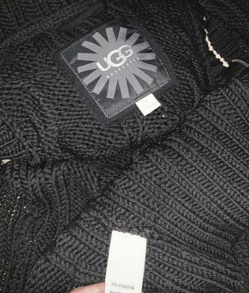 UGG Strickjacke 100 % Wolle gefütterte Kapuzen s m l schwarz in Hümmerich