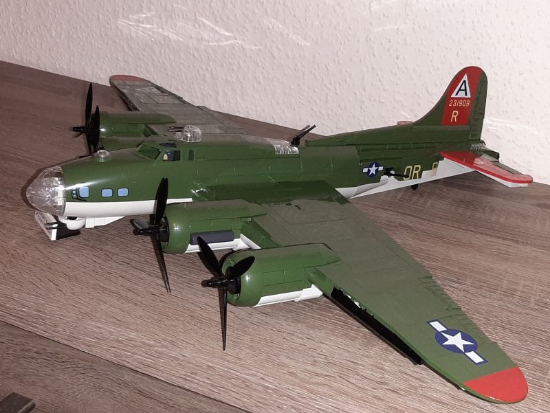 Cobi 5703 - Flying Fortress B-17G -  Red Tails in Klein Offenseth-Sparrieshoop