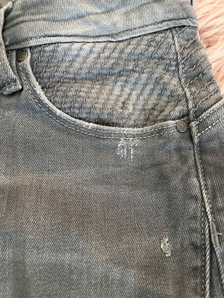 Guess jeans biker Grau cool hose bikerjeans Röhre 28 in Bad Vilbel