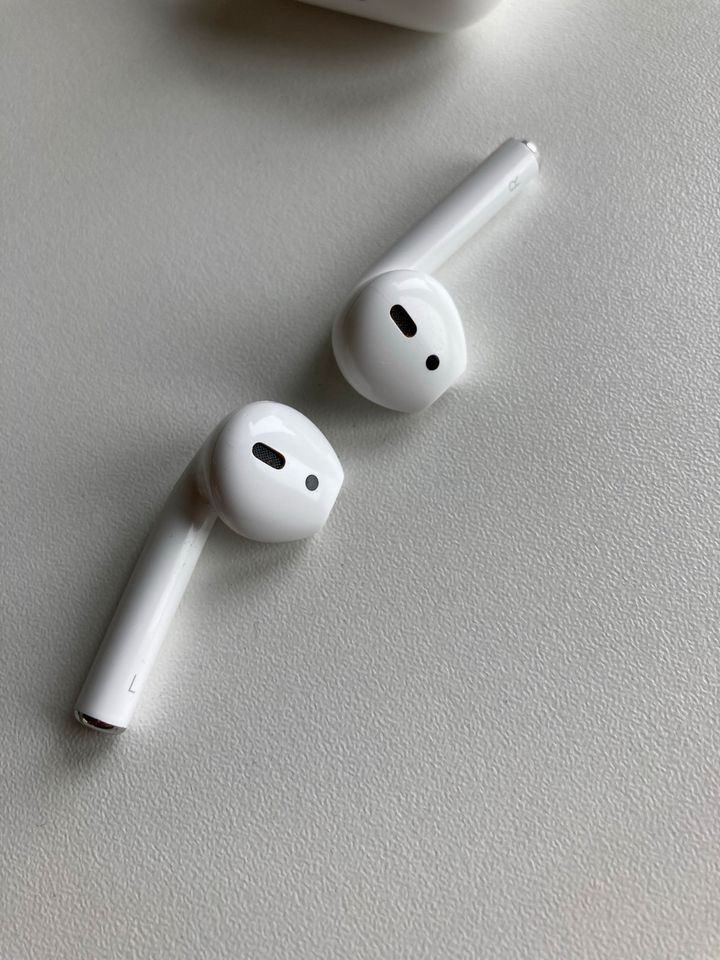 Apple AirPods 1. Generation leicht defekt in Hamburg