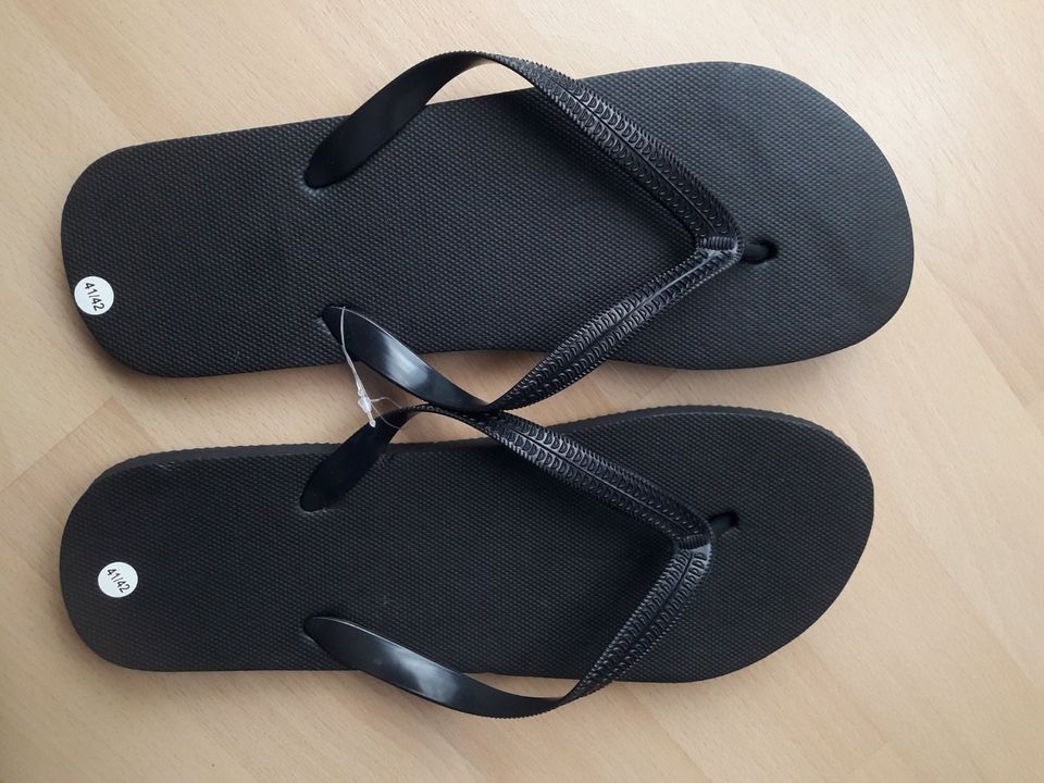 NEU schwarze Flip Flops Sandalen schwarz Männer Herren 41 42 in Retzstadt