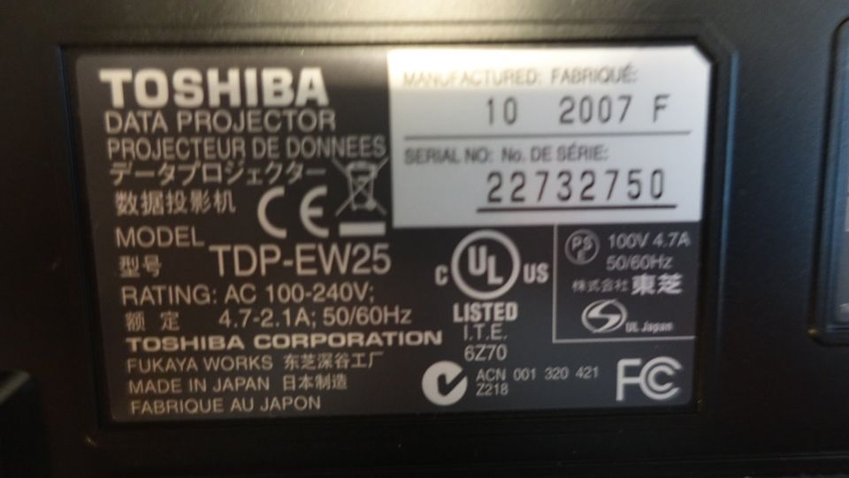 Beamer Toshiba TDP-EW25 Kurzdistanzbeamer in Oberhausen