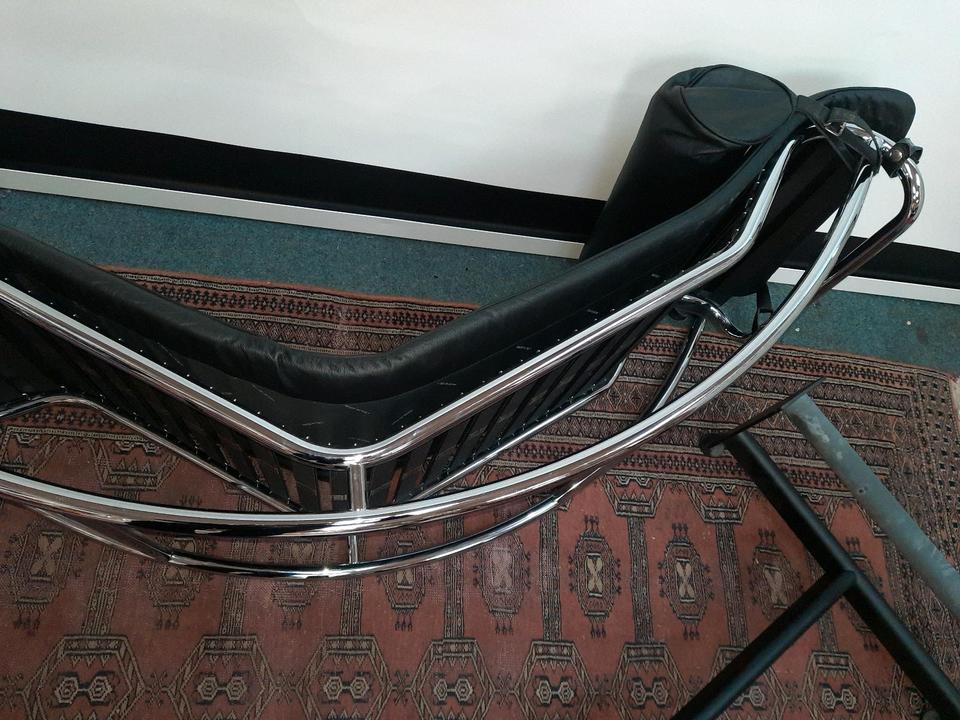 CORBUSIER  LC4 CHAISELONGUE  LIEGE AUS LEDER UND STAHL in Hannover