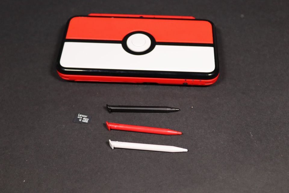 Nintendo new 2DS XL Pokemon Pokeball Edition in Neumünster