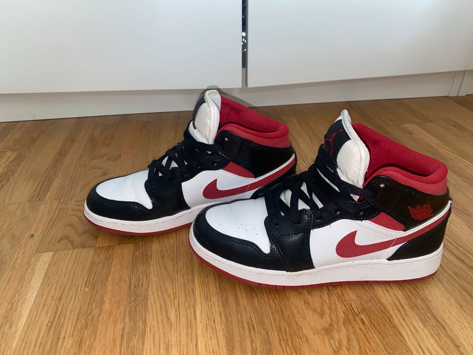 Nike Air Jordan (Rot, Schwarz und Weiß) in Filderstadt