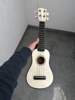 Ukulele UK 5 in weiß glanz mit schwarzen Saiten Bayern - Kleinostheim Vorschau