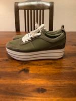 Zara Damen Plateau Sneaker Größe 38 Olivgrün Bayern - Baldham Vorschau