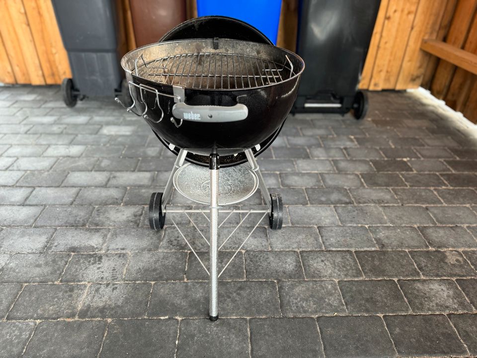 Weber Kugelgrill 47cm Durchmesser in Esens