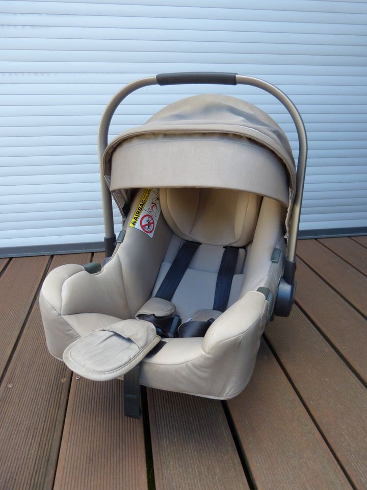 NUNA Babyschale PIPA Baby-Autositz Farbe Sand gebraucht in Heiligenhaus