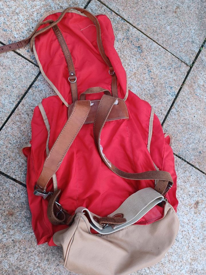 Roter Rucksack Deko in Coburg