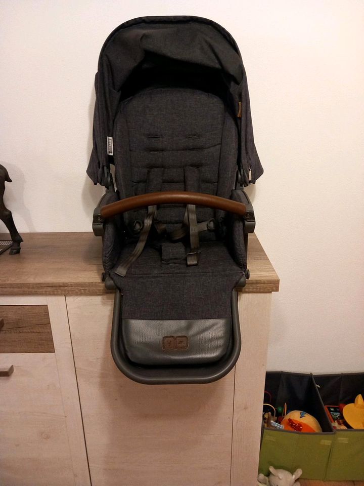 Sauberer Kinderwagen und Zubehör in Cham