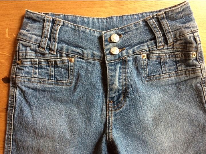 kurze Hose 3/4 Jeans Gr. 146 in Berge