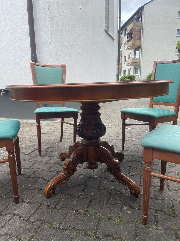 Ausziehbarer Esstisch mit 4 Stühlen in Wiesbaden