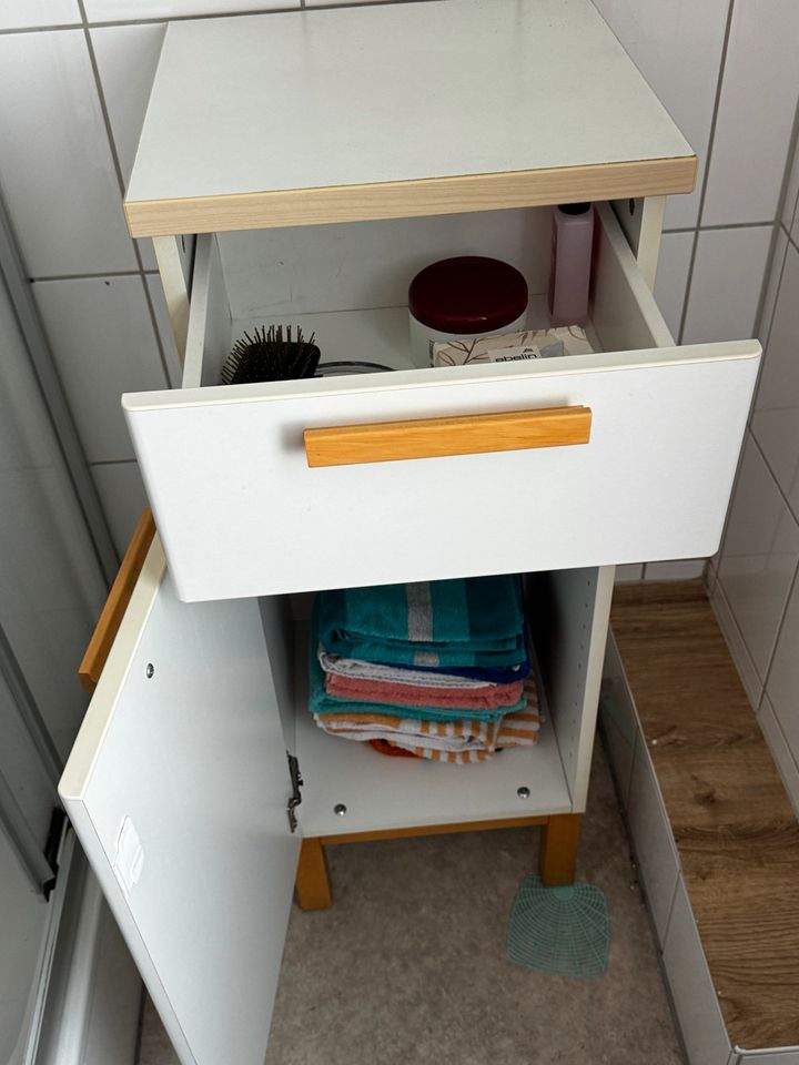 Badezimmer Schrank in Erpel