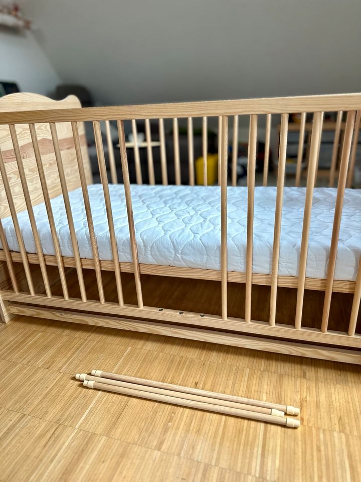 Baby / Kleinkind Bett aus Vollholz mit Himmelbett Halterung in Tübingen