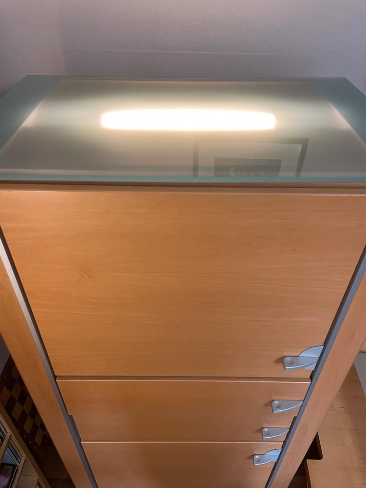 Wohnzimmerschrank mit Beleuchtung und Fernsehplatte in Goldenstedt