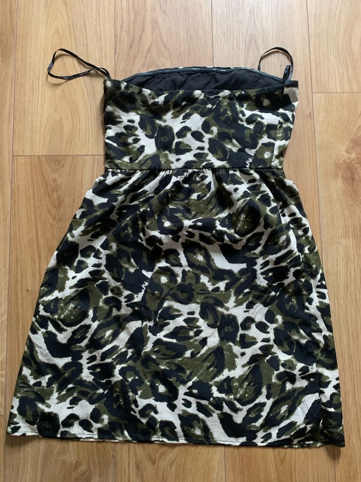 Schönes trägerloses Kleid in Camouflage in Düsseldorf