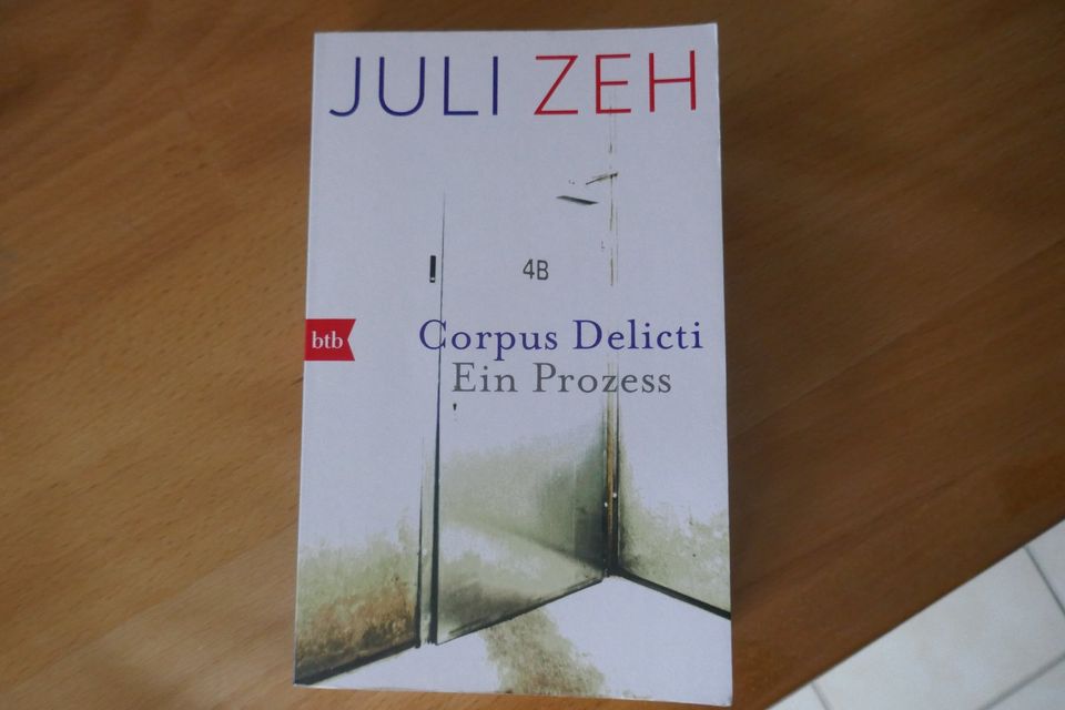 Einwandfrei Buch Juli Zeh Corpus Delicti Ein Prozess Polit-Thrill in Kenzingen
