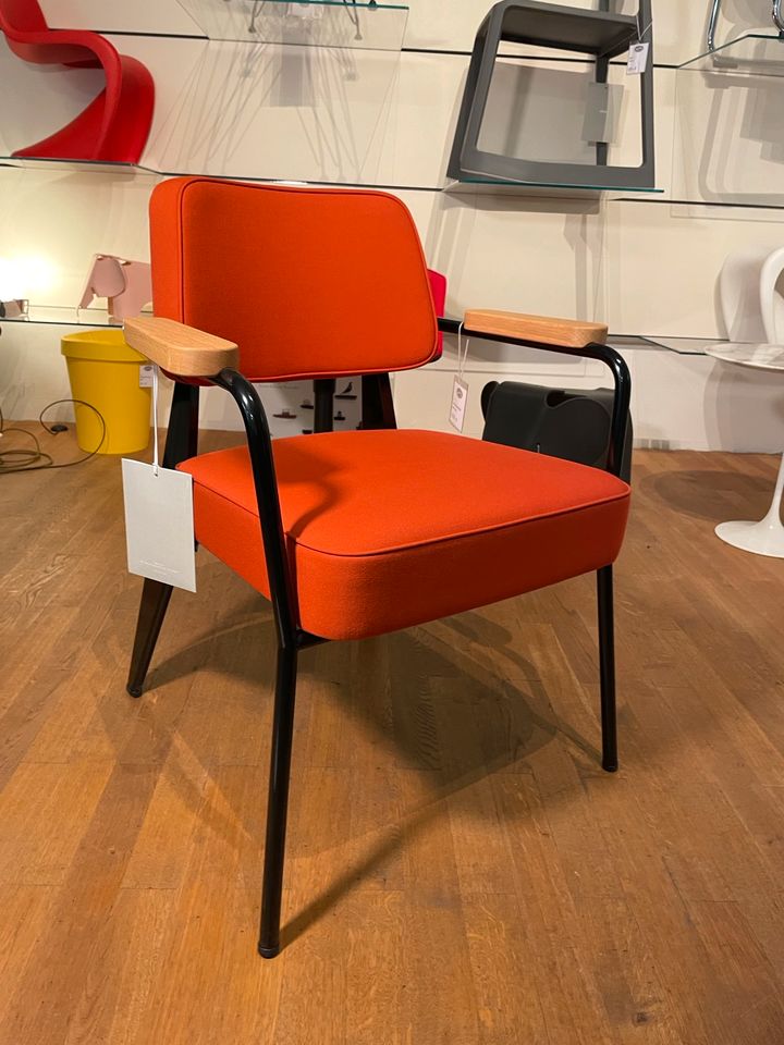 Vitra Fauteuil Direction Ausstellung in Nürnberg (Mittelfr)