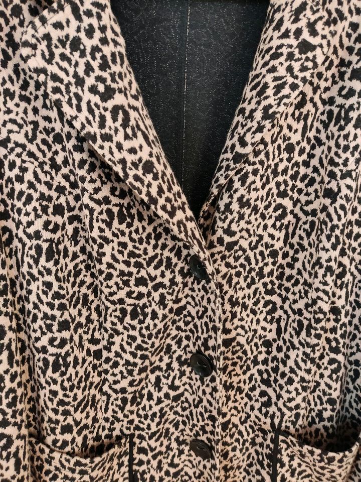 Trendige Leoprint Jacke in Gangkofen