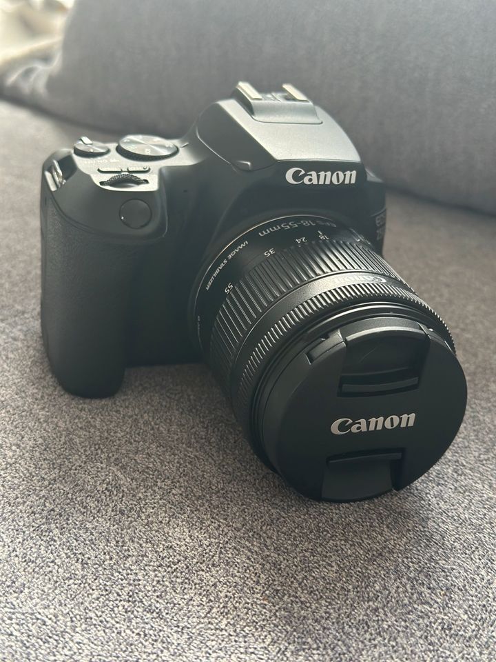 Spiegelreflexkamera Canon 250 D 18-55mm Kitobjektiv + Zubehör in Wiefelstede