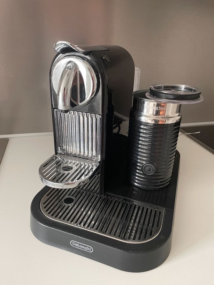 Nespresso Maschine mit Milchschäumer in Haar