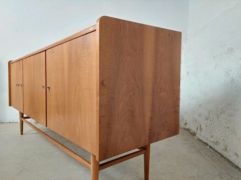 Vintage Hellerau 413 Nussbaum-Furnier Kommode Sideboard Retro DDR in München