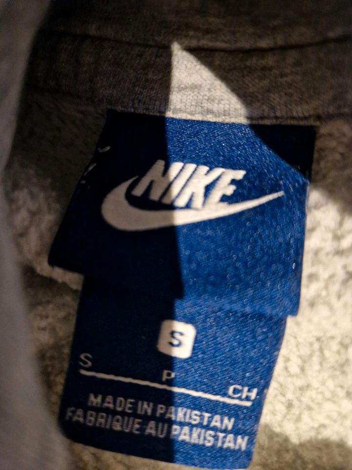 Nike Pullover Gr. S in Salzgitter