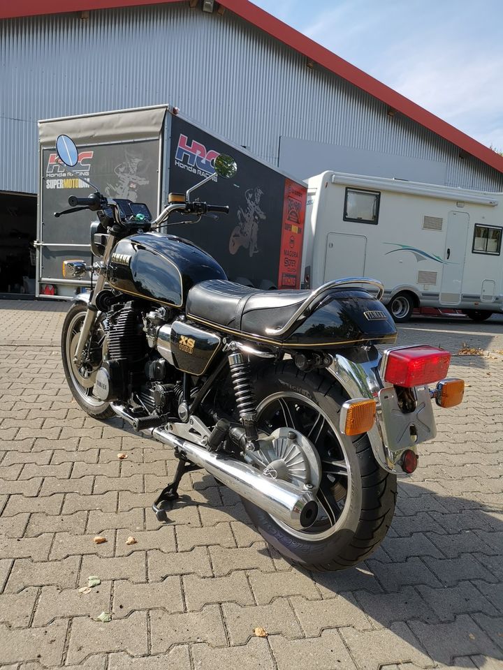 Yamaha XS 1100 in Motten