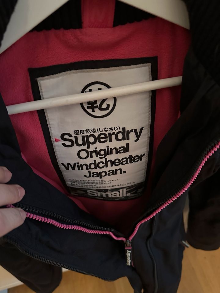 Warme neuwertige SUPERDRY Winterjacke in Bochum