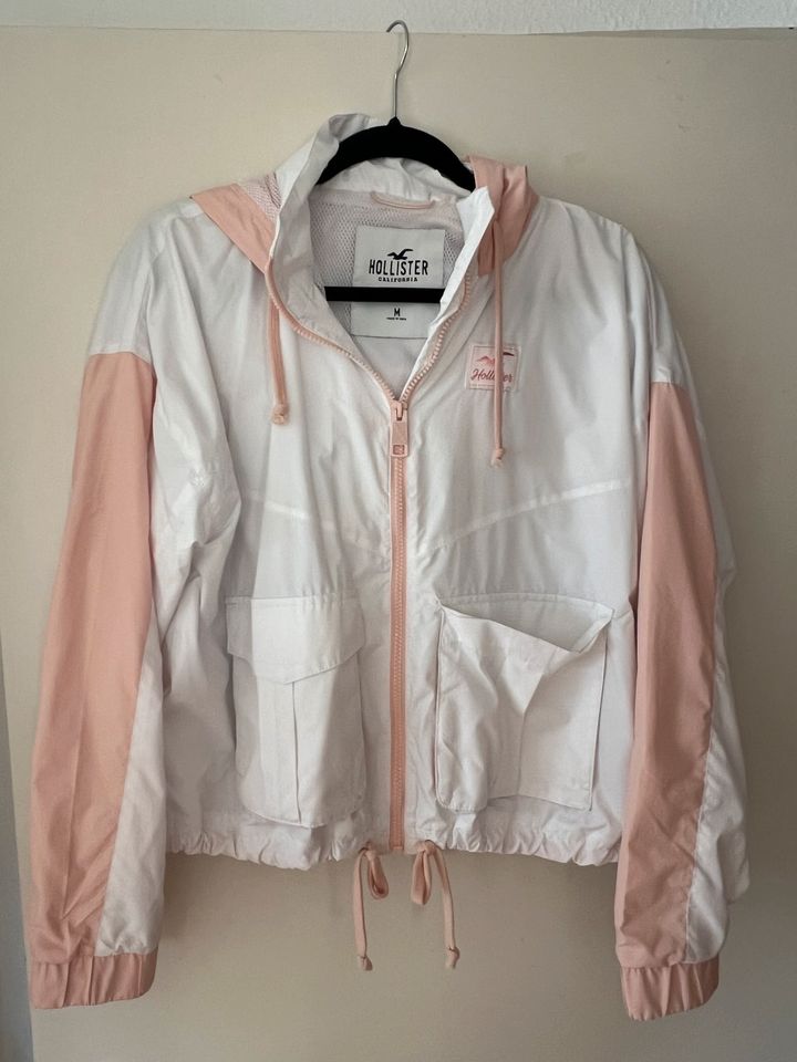 HOLLISTER Sportjacke in Peach/weiß Gr. M in Aichtal