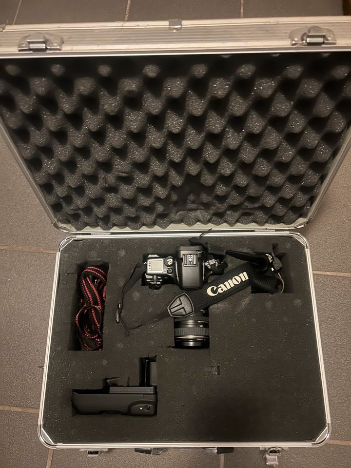Canon EOS 30 Kamera mit Zubehör in Riegelsberg