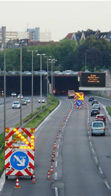 Verkehrssicherung, Absperrung, Leitbaken, Tafel , Umzug in Remscheid