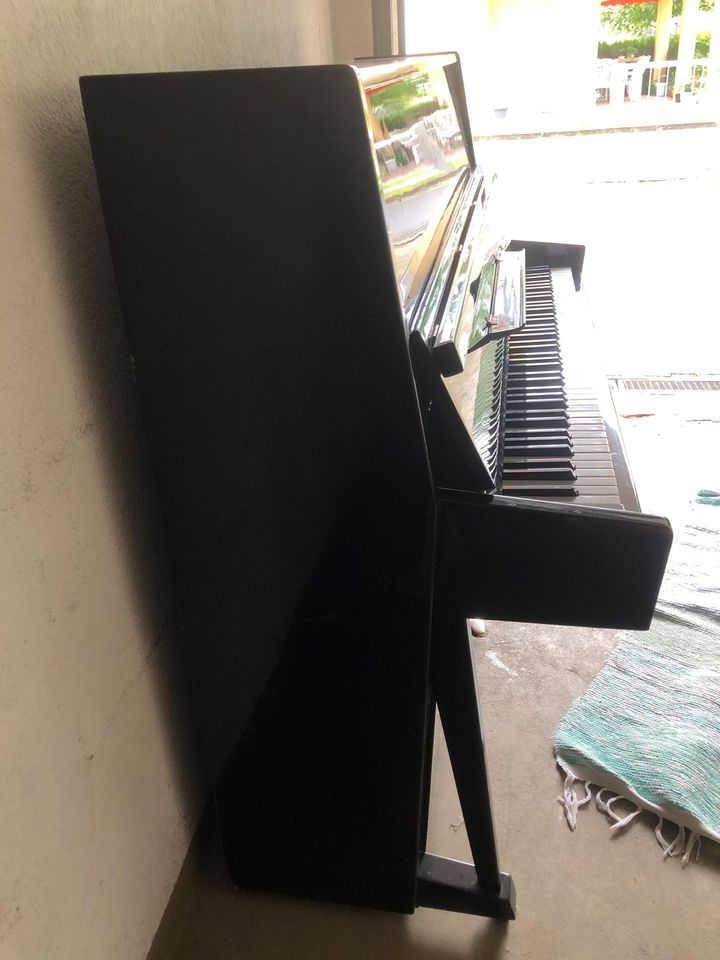 Klavier schwarz Hochglanz „Ukraina“ in Lahntal
