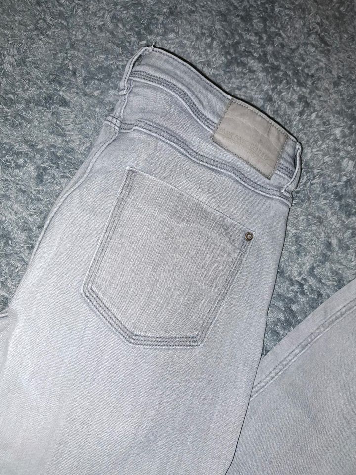 Zara Damenjeans hellgrau Größe 38 in Wismar