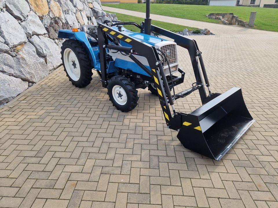 Kleintraktor Mitsubishi MT 1801 mit Frontlader Allrad 18 PS 4 Zyl in