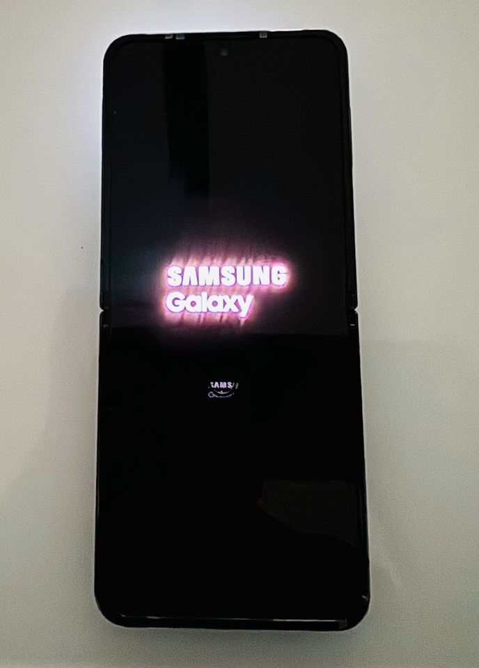 Samsung Z Flip 4 mit Kopfhörern 14 Monate alt und Uhr in Bottrop