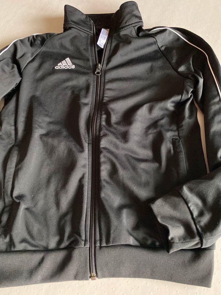 Kinder Trainingsjacke von Adidas Größe 140 in Trittau